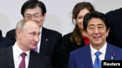 Russian President Vladimir Putin (L) and Japanese Prime minister Shinzo Abe attend a Japanese-Russian meeting in Tokyo, Japan, Dec. 16, 2016.
