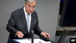 El secretario general de la ONU, Antonio Guterres, pronuncia un discurso durante una reunión del Parlamento Federal alemán, Bundestag, en el edificio del Reichstag en Berlín, el 18 de diciembre de 2020. 