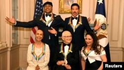 Los galardondos con los premios del Kennedy Center en 2017 (sentados de izquierda a derecha) bailarina, actriz y coreográfa Carmen de Lavallade, guionista de TV Norman Lear, cantante cubana estadounidense Gloria Estefan. (De pie de izquierda a derecha) rapero LL Cool J y cantante Lionel Ritchie posan para una foto al concluir la cena de gala en el Departamento de Estado en Washington, el 2 de diciembre de 2017.