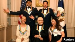 Para artis penerima Penghargaan Kennedy Center (duduk dari kiri ke kanan), penari, aktris dan koreografer, Carmen de Lavallade, penulis skenario televisi Norman Lear, penyanyi kelahiran Kuba Gloria Estefan. Berdiri di belakang (kiri ke kanan), penyanyi rap LL Cool J dan penyanyi serta penulis lagu, Lionel Richie di Washington, 2 Desember 2017.