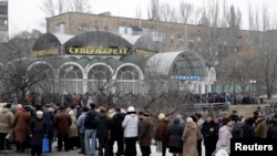 Жители Донецка в очереди за гуманитарной помощью. 29 января 2015 г.