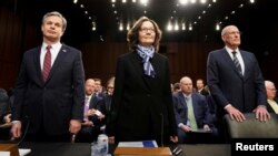 از راست به چپ – دن کوتس، رئیس استخبارات ملی امریکا، جینا هسپل، رئیس CIA و کریستوفر ری، رئیس FBI