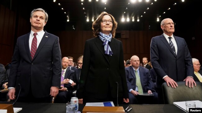 Từ trái, Giám đốc FBI Christopher Wray; Giám đốc CIA Gina Haspel và Giám đốc Tình báo Quốc gia Dan Coats đến Điện Capitol cùng với các quan chức khac trong cộng đồng tình báo để điều trần về "những mối nguy toàn thế giới," ngày 29 tháng 1, 2019.