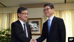 尹汝尚(左)在首爾和南韓六方會談代表(右)握手（2017年3月22日）