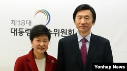 6일 한국 대통령직 인수위원회에서 박근혜 대통령 당선인(왼쪽)으로부터 임명장을 수여받은 윤병세 외교.국방.통일 위원. (자료사진)