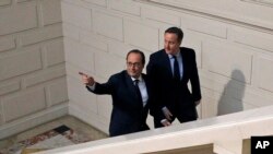 French President, Francois Hollande (l) and British Prime Minister David Cameron arrive for a press conference in Amiens, northern France, March 3, 2016.