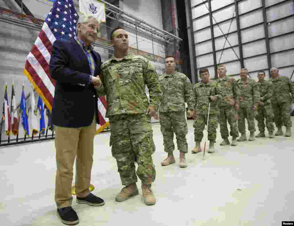 بگرام ائیر بیس پر وزیر دفاع چیک ہیگل امریکی فوجیوں سے بھی ملے۔
