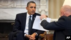 El presidente Obama instruyó al Director National de Inteligencia James Clapper para revisar el trabajo de inteligencia.