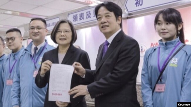 台湾总统蔡英文和竞选副手赖清德（右二）11月19日在中央选举委员会完成登记，正式成为2020大选总统和副总统候选人。（蔡英文竞选连任办公室提供照片） 