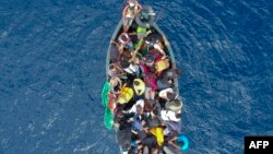 Fotografi nga ajri e një varke me emigrantë në Ngushticën e Gjibraltarit