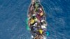 Un bateau transportant des migrants dans le détroit de Gibraltar avant d'être secouru par la Guardia Civil espagnole et l'agence de recherche et de sauvetage en mer Salvamento Maritimo, le 8 septembre 2018.