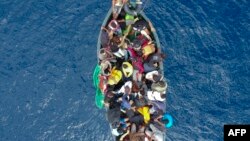 Un bateau transportant des migrants dans le détroit de Gibraltar avant d'être secouru par la Guardia Civil espagnole et l'agence de recherche et de sauvetage en mer Salvamento Maritimo, le 8 septembre 2018.