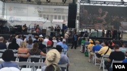 Singer Shelley Segal tells the audience they should be really proud of the movement they support. (A. Barros/VOA)