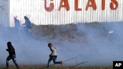 Les forces de l’ordre ont lancé du gaz lacrymogène lors d’une manifestation de soutien aux migrants à Calais, la France, 21 janvier 2016.