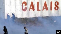 Les forces de l’ordre ont lancé du gaz lacrymogène lors d’une manifestation de soutien aux migrants à Calais, la France, 21 janvier 2016. 