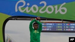 Feyisa Lilesa bắt chéo tay trên đầu với bàn tay nắm chặt hình quả đấm, biểu tượng của các cuộc biểu tình ở khắp khu vực Oromia tại Ethiopia, sau khi chạm đích trong cuộc đua marathon tại Olympic Rio ngày 21/8/2016.