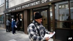 Warga AS di New York yang akan mendaftar tunjangan pengangguran diminta pulang dan melakukannya secara online karena perebakan Covid-19.