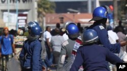 Amapholisa adinga obulele ikhosikazi lakhe