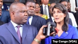 Nikki Haley à Kinshasa aux côtés du président de la Ceni, Corneille Nangaa, RDC, le 27 octobre 2017.