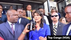 Nikki Haley en visite à Kinshasa s'exprime aux côtés du président de la Ceni, Corneille Nangaa, RDC, le 27 octobre 2017