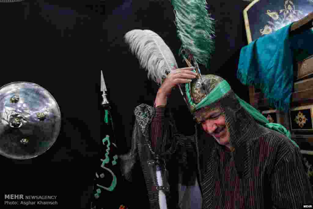 خبرگزاری مهر گزارش تصویری با عنوان "رنگ محرم" همزمان با فرارسیدن این ماه قمری دارد. در این عکس، احمد مسجد جامعی، عضو شورای شهر تهران، کلاه خود مربوط به تعزیه ها و مراسم آئینی ایام محرم را بر سر می گذارد. رنگ سبز نماد یاران امام سوم شیعیان است و رنگ قرمز، نماد شمر و دشمنان امام حسین. عکس: اصغر خمسه، مهر
