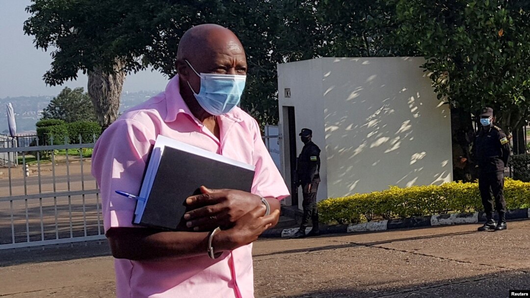 Paul Rusesabagina afite amadosiye ye ajya mu rukiko rw'ubujurire i Kigali (tariki 4/4/2022)