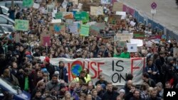 Remaja Swedia, aktivis perubahan iklim, Greta Thunberg (tengah, baris pertama di belakang spanduk) dalam aksi unjuk rasa "Friday For Future" di Berlin, Jerman, 29 Maret 2019.