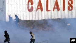 Les forces de l’ordre ont lancé du gaz lacrymogène lors d’une manifestation de soutien aux migrants à Calais, la France, 21 janvier 2016. 