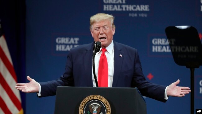 特朗普总统在佛罗里达州群村的莎伦·L·摩斯表演中心就联邦医疗保险(Medicare)问题发表讲话。(2019年10月3日)