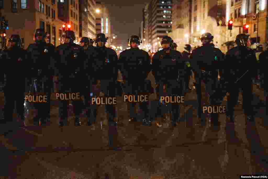 Sur la place Franklin, la police attend la fin du rassemblement anti-trump, à Washington DC, le 20 janvier 2017. (VOA/Nastasia Peteuil)