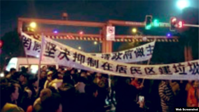 中国湖北省武汉市新洲区居民走上街头，抗议政府要在当地建一个垃圾焚烧发电厂。（网络图片）