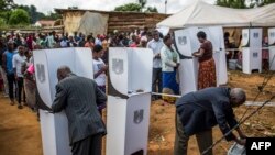 Lokacin da mutane suke kada kuri'a a zaben kasar Malawi a ranar 21 ga watan Mayu, 2019.