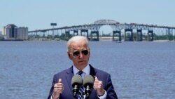 Predsjednik Joe Biden govori dok se iza njega vidi međudržavni most na rijeci Calcasieu, u četvrtak, 6. maja 2021. u Lake Charlesu, La. (AP Photo / Alex Brandon)