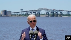 조 바이든 미국 대통령이 6일 루이지애나주 레이크찰스에 있는 '캘커슈 리버 브리지' 앞에서 연설하고 있다.