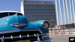 Edificio de la actual sección de intereses estadounidenses en La Habana que podría convertirse en embajada.