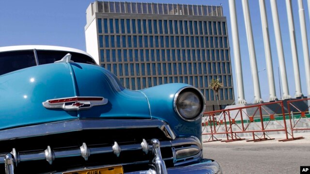 Un automóvil estadounidense clásico estacionado cerca de la Embajada de EE.UU. en La Habana.