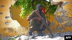 Binh sĩ Somalia ở hiện trường một vụ tấn công tự sát do nhóm al-Shabab thực hiện ở Mogadishu, ngày 21/6/2015.