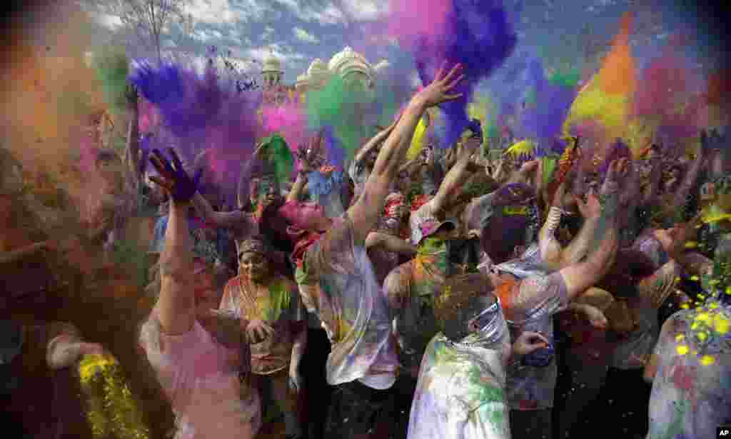 Revelers throw colored corn starch into the air as they celebrate the 2015 Holi (Festival of Colors) at the Krishna Temple in Spanish Fork, Utah, USA, March 28, 2015.