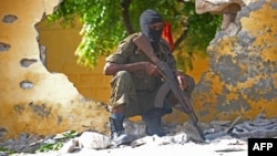 Un soldat somalien sur le lieu d'une attaque des Shebab à Mogadiscio, le 21 juin 2015. (AFP PHOTO / MOHAMED ABDIWAHAB )