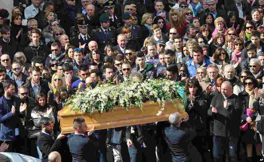 Pallbearers carry a coffin during the funeral ceremony of Orazio Conte and Antonella Sesino, two of the four Italian tourists that were killed in Tunis&#39; National Bardo Museum attack, in Turin, Italy, March 23, 2015.