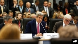 Menlu AS John Kerry (tengah) berbicara pada pertemuan tahunan para menteri Organisasi bagi Keamanan dan Kerjasama di Eropa (OSCE) di Beograd, Serbia, Kamis (3/12).