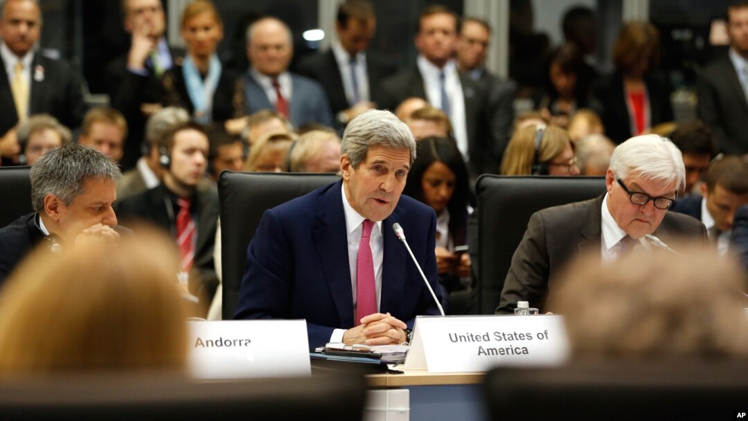 Menlu AS John Kerry (tengah) berbicara pada pertemuan tahunan para menteri Organisasi bagi Keamanan dan Kerjasama di Eropa (OSCE) di Beograd, Serbia, Kamis (3/12).