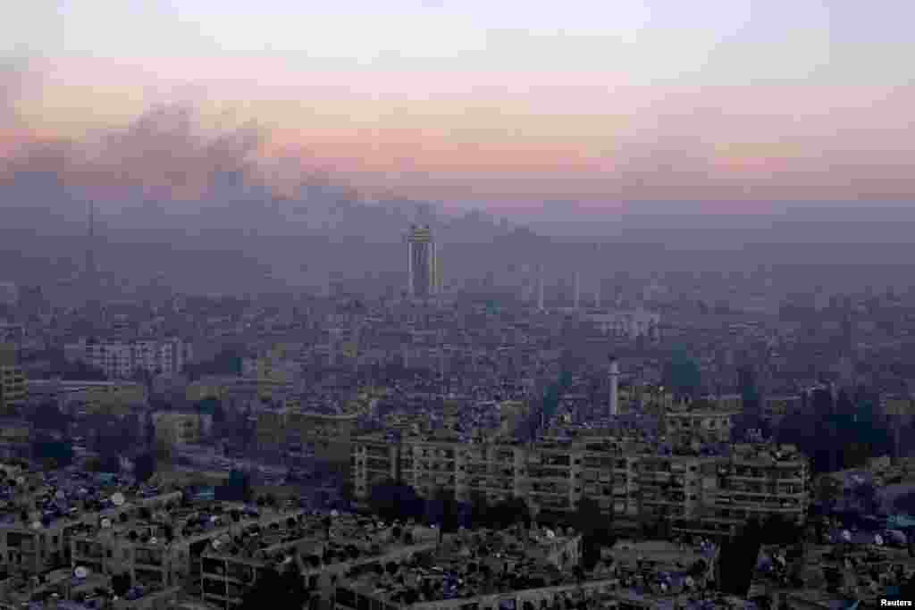 دود در آسمان &laquo;شهر قدیمی حلب&raquo; در سوریه. ارتش سوریه دو روز پیش اعلام کرد این شهر از کنترل مخالفان مسلح اسد خارج شده است.&nbsp;