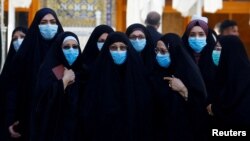 Fanm mizilman ki itlize mask pou pwoteje tèt yo kant maladi kowonaviris la nan vil Najaf, nan Iraq, mèkredi 11 mas 2020. 