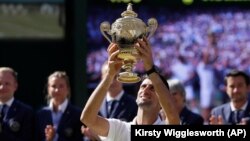 Novak Đoković sa trofejem pobednika Vimbldona (Foto: AP/Kirsty Wigglesworth)