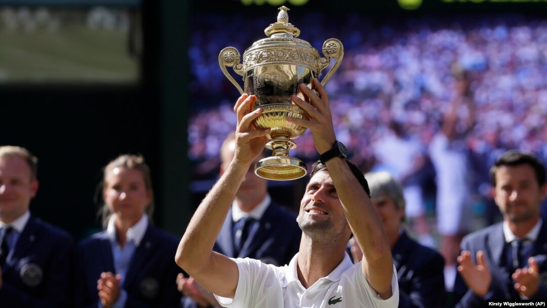Novak Đoković sa trofejem pobednika Vimbldona (Foto: AP/Kirsty Wigglesworth)