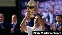 Novak Djokovic meraih gelar juara Wimbledon yang ke-4, sekaligus gelar grand slam yang ke-13 hari Minggu (15/7). 