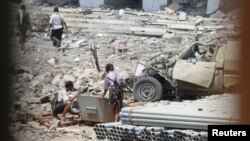 也门南部5月11日在一座警察建筑物外发生爆炸的现场