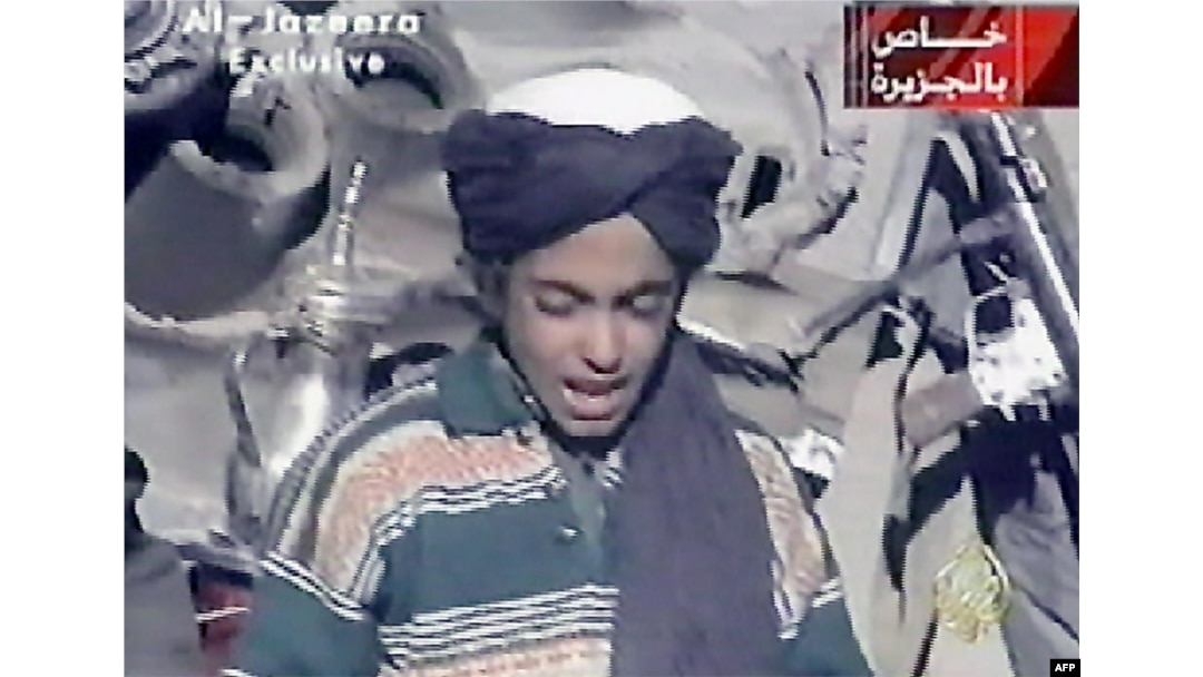 Hamza bin Laden, putra pendiri al-Qaida tampak dalam foto yang diambil dari stasiun berita Al Jazeera, 7 November 2001.