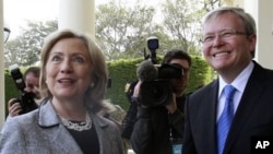 U.S. Secretary of State Hillary Rodham Clinton, left, is greeted by Australia's Foreign Minister Kevin Rudd at Government House in Melbourne, 8 Nov. 2010.